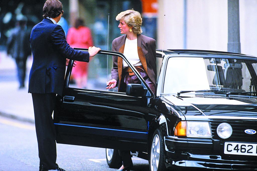 Στο σφυρί και για καλό σκοπό