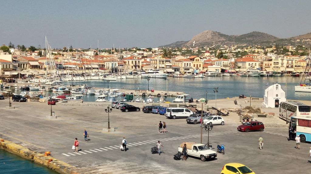 Αίγινα: Πρόσκρουση επιβατικού πλοίου στο λιμάνι – Μετέφερε 591 επιβάτες