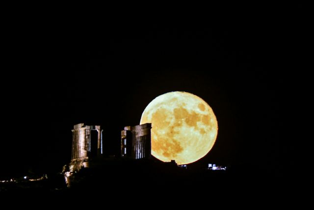 H πανσέληνος του Αυγούστου μέσα από μοναδικές φωτογραφίες