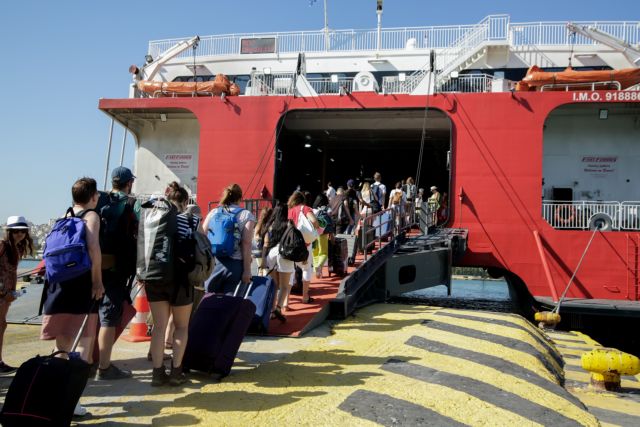 Οπου φύγει φύγει οι αδειούχοι – Πάνω από 100.000 επιβάτες φεύγουν για τα νησιά