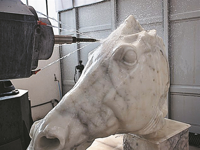 Το άλογο της Σελήνης οδηγεί τον αγώνα