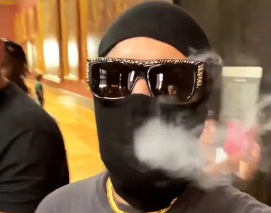 Ο Snik καπνίζει μέσα στο Λούβρο με full face μάσκα