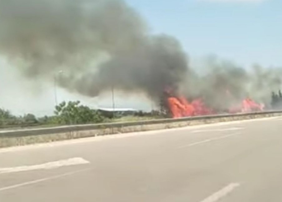 Θεσσαλονίκη: Φωτιά σε ξερά χόρτα στα διόδια των Μαλγάρων