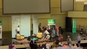 Στο χειρουργείο ο Σαλμάν Ρούσντι μετά τη δολοφονική επίθεση