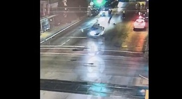 Αυτοκίνητο-βολίδα θέρισε πεζούς στο Σικάγο: Σοκαριστικό βίντεο | tanea.gr