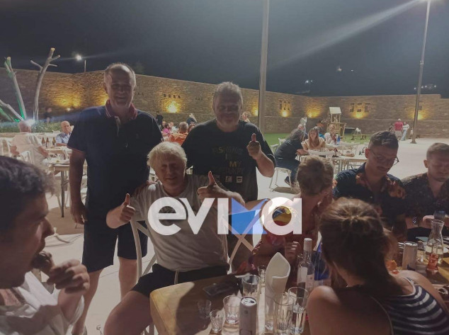 Η viral φωτογραφία του Μπόρις Τζόνσον με δύο πρώην Έλληνες προέδρους