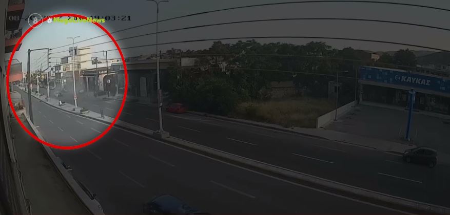 Κάμερα κατέγραψε καρέ καρέ τη σύγκρουση αυτοκινήτων μετά από κόντρες