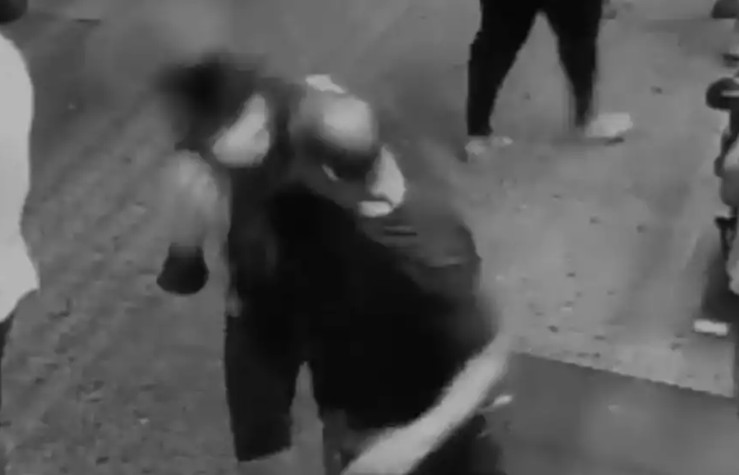 Νέα Υόρκη: Μετανάστης γρονθοκοπήθηκε άγρια στη μέση του δρόμου