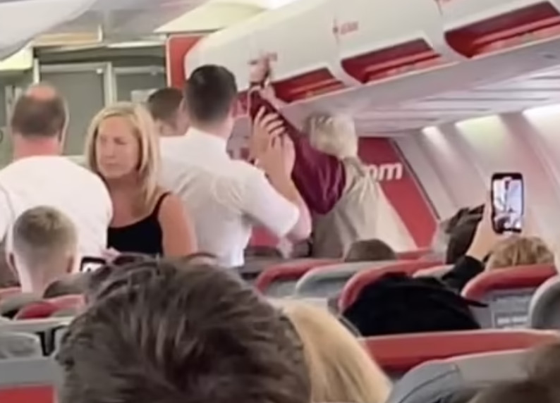 Απίθανες σκηνές σε αεροσκάφος: Γυναίκα επιτέθηκε σε αεροσυνοδό και ούρησε το κάθισμά της