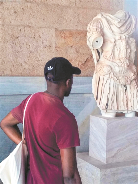 Πρόσφυγες ξεναγούν πρόσφυγες