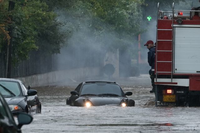 Κακοκαιρία: Πλημμυρισμένα ΙΧ, απεγκλωβισμοί οδηγών και κλήσεις για πλημμυρισμένα σπίτια