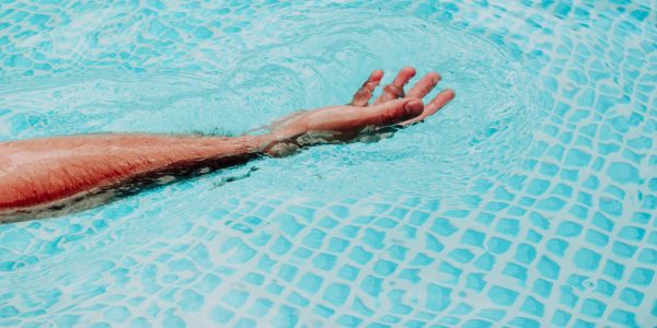 Νάξος: Αυτή είναι η πιθανότερη αιτία θανάτου της 36χρονης στην πισίνα