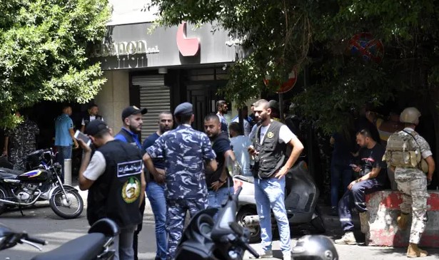 Βηρυτός: Άνδρας κρατά ομήρους το προσωπικό τράπεζας – Ποια είναι η απαίτησή του | tanea.gr