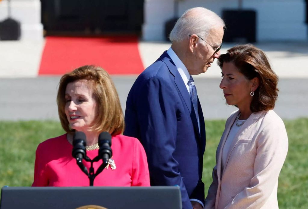 Μπάιντεν: Νέο περιστατικό που προκαλεί ερωτήματα – Ξέχασε ότι έκανε χειραψία