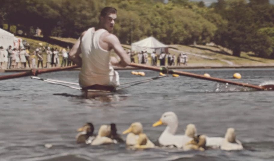 Ο πρωταθλητής κωπηλασίας που έκοψε ταχύτητα για να… περάσουν τα παπάκια