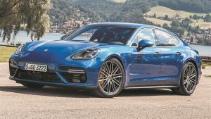 Τρίποντο και πίσω από το τιμόνι