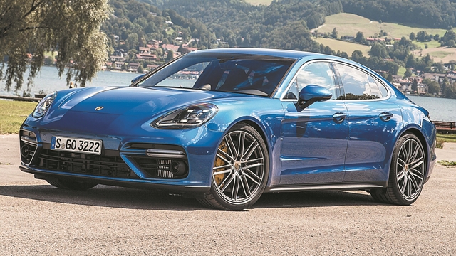 Τρίποντο και πίσω από το τιμόνι