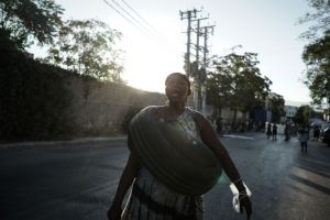 Ελαιώνας: Πέντε προσαγωγές για τα επεισόδια στο καμπ των προσφύγων