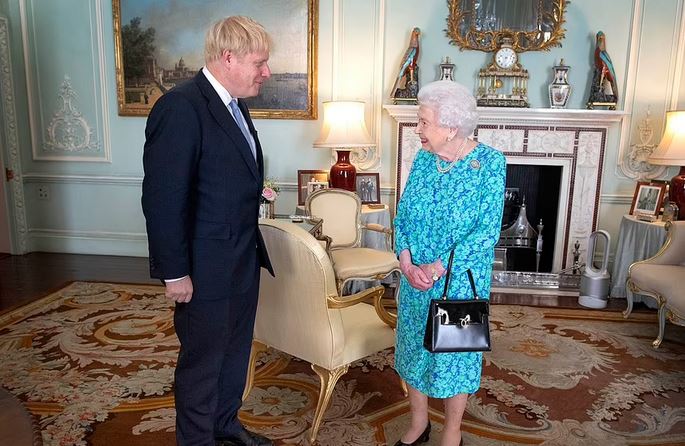 Βρετανία: Πού θα υποδεχθεί τον νέο πρωθυπουργό η βασίλισσα Ελισάβετ