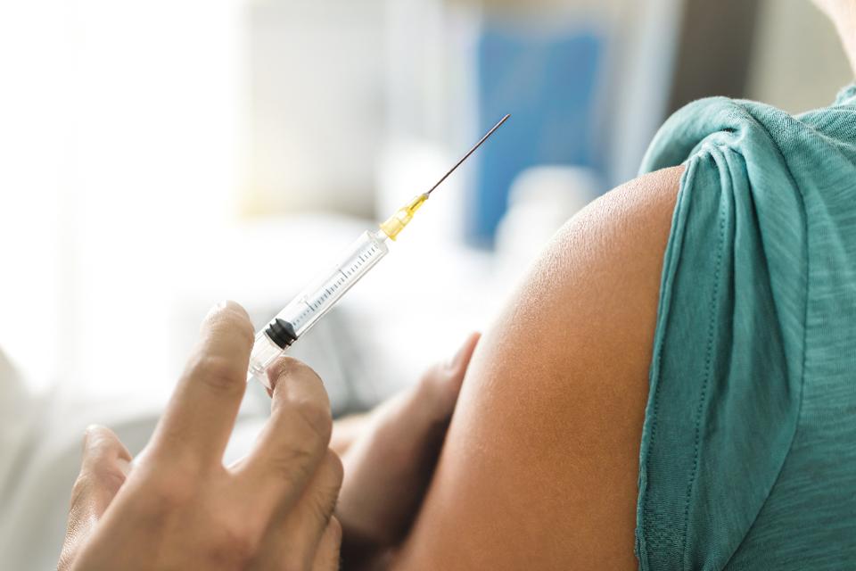 Πήρε έγκριση το εμβόλιο της Moderna κατά της Όμικρον στη Βρετανία