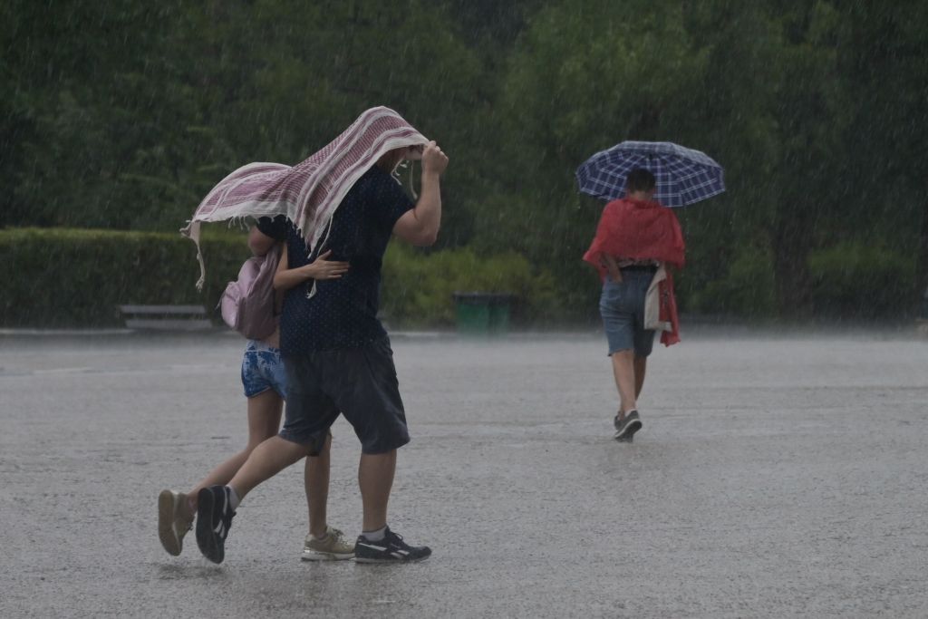 Καιρός: «Βροχή» τα προβλήματα στην Αττική από την κακοκαιρία – Δρόμοι ποτάμια