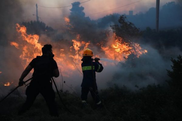 Πυρκαγιές: Βελτιωμένη η εικόνα στο Μεσολόγγι – Υπό μερικό έλεγχο η φωτιά στην Ηλεία