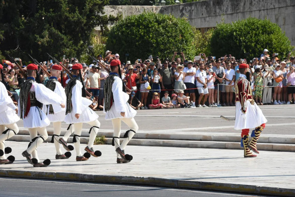 Πάνω από 1.000 τουρίστες στην αλλαγή της Προεδρικής Φρουράς | tanea.gr