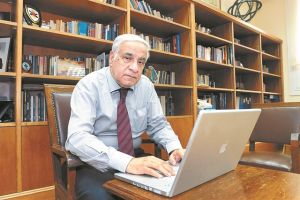 Πέθανε ο Διονύσης Σιμόπουλος, ο δάσκαλος που έφερε τους Ελληνες πιο κοντά στα άστρα