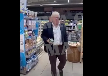 Ο Μπόρις Τζόνσον ψωνίζει σε σούπερ μάρκετ στη Νέα Μάκρη
