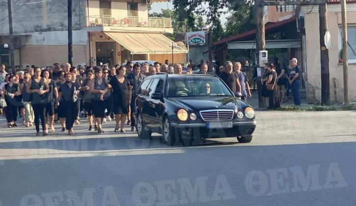 Συγκίνηση στο τελευταίο αντίο για τον 15χρονο που πνίγηκε στη Χαλκιδική