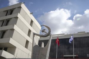 ΚΚΕ κατά Μητσοτάκη: «Τα ψεύτικα τα λόγια τα μεγάλα»