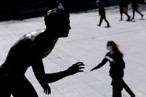 Κοροναϊός: Σταθεροποίηση στα αστικά κέντρα, ραγδαία εξάπλωση σε νησιά και χωριά