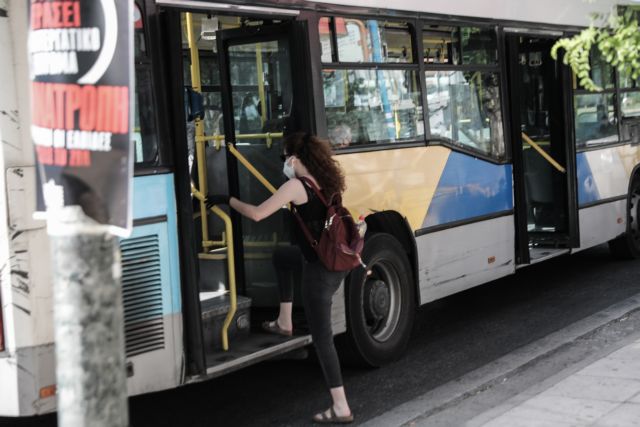 Ανήλικοι προκάλεσαν φθορές σε λεωφορείο – Οκτώ συλλήψεις | tanea.gr