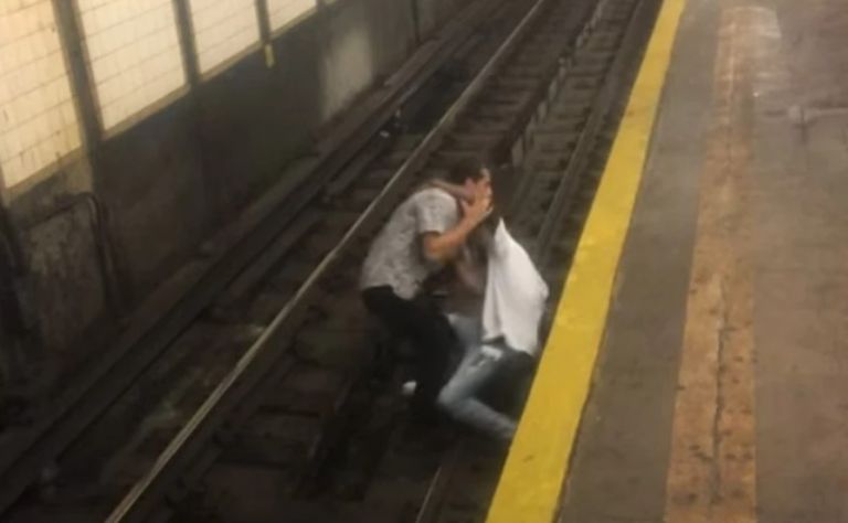 Νέα Υόρκη: Ελληνοαμερικανός φοιτητής έσωσε άνδρα που έπεσε στις ράγες του τρένου | tanea.gr