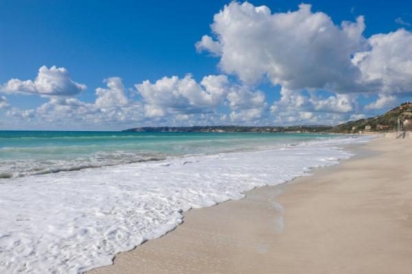 Τουρισμός: Το success story και οι προορισμοί που βουλιάζουν