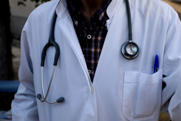Επιστράτευση γιατρών στο ΕΣΥ: «Εννέα μήνες μετά δεν έχουμε ακόμα πληρωθεί»