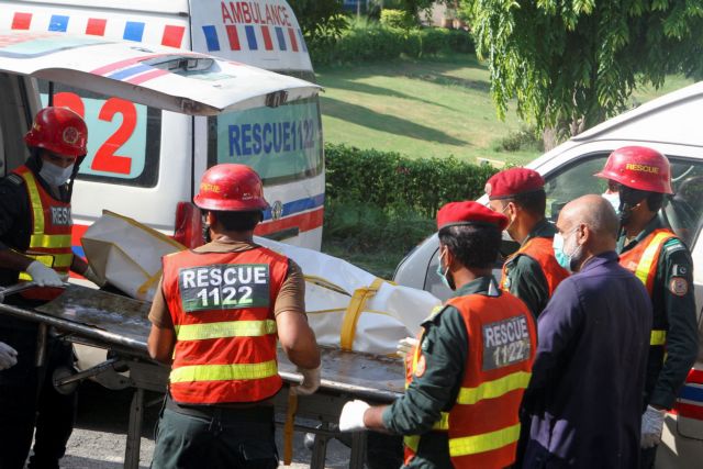 Πακιστάν: Τουλάχιστον 20 νεκροί από σύγκρουση λεωφορείου με βυτιοφόρο | tanea.gr