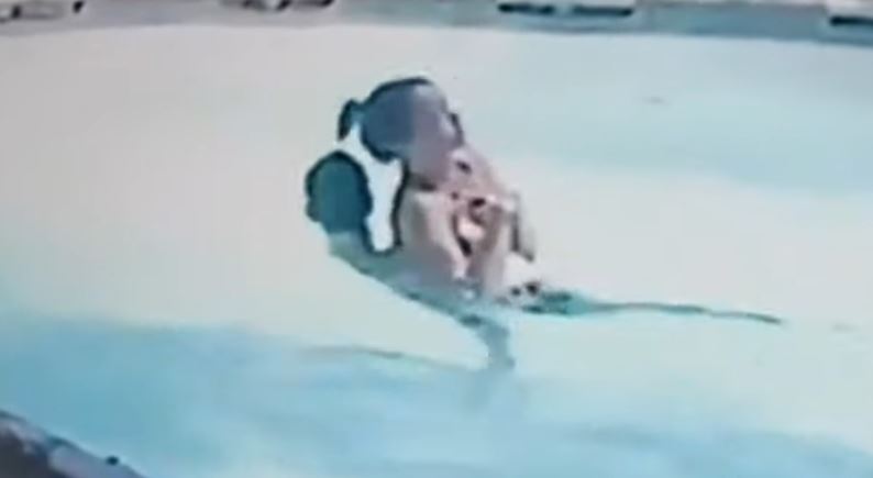 10χρονος έσωσε τη μητέρα του που έπαθε επιληπτική κρίση μέσα στην πισίνα