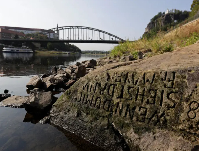 Ξηρασία: Εμφανίστηκαν οι πέτρες της πείνας σε ποτάμια Γερμανίας και Τσεχίας | tanea.gr