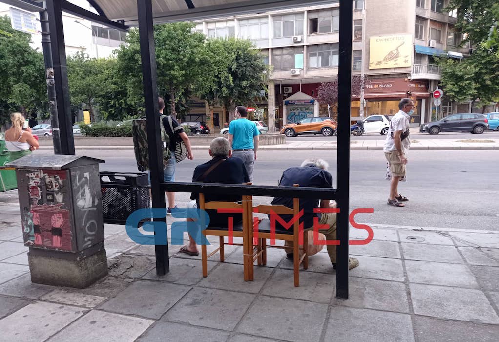 Θεσσαλονίκη: Eδεσαν καρέκλες σε στάση λεωφορείου για να μπορούν να κάθονται