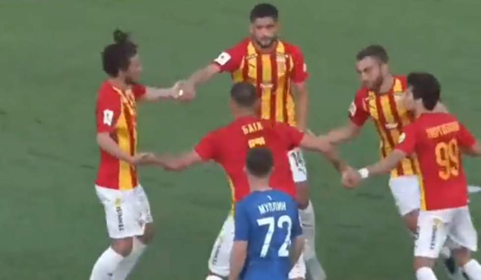 Επος: Κομπίνα σε κόρνερ παίκτες να… χορεύουν πιασμένοι χέρι χέρι (vid)