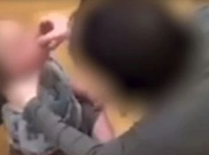 Εξοργιστικό βίντεο: Ζευγάρι δίνει σφηνάκια βότκα σε… μωρό