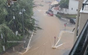 Εφτασε το κύμα κακοκαιρίας: Βρέχει στην Αττική – Καταιγίδες σε Θεσσαλονίκη και Χαλκιδική