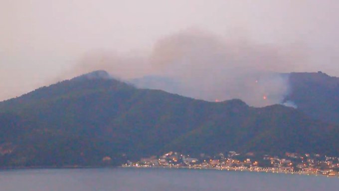 Θάσος: Μαίνεται η μεγάλη φωτιά – Μήνυμα του 112 για εκκένωση οικισμού | tanea.gr