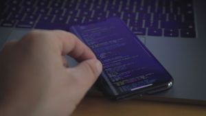 Πώς οι κυβερνοκατάσκοποι «παγιδεύουν» τα κινητά τηλέφωνα