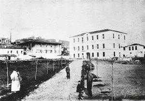 «Μια δυο σταγόνες ήλιου στα σπασμένα τζάμια»