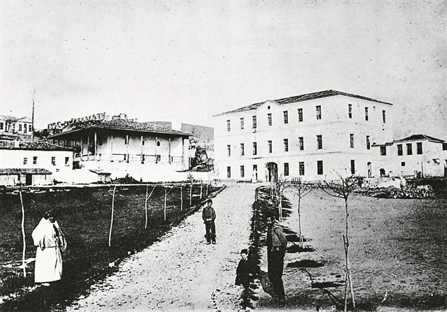 «Μια δυο σταγόνες ήλιου στα σπασμένα τζάμια»