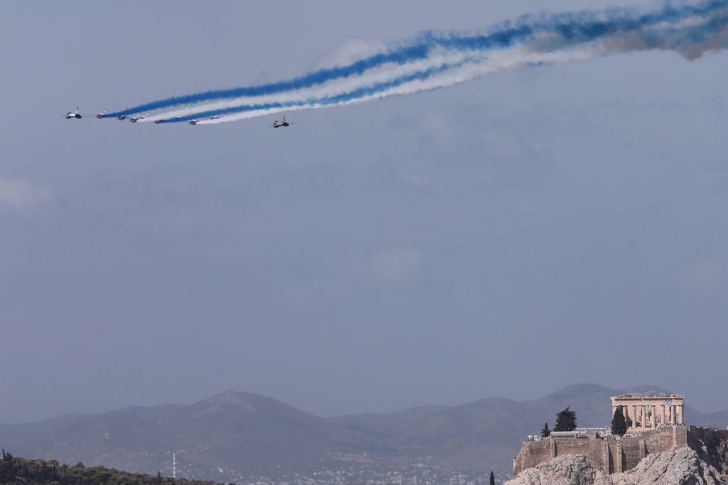 Αεροσκάφη πετούν πάνω από την Ακρόπολη και το Σούνιο