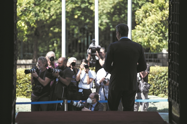 Ποντάρει σε θετικές «εκπλήξεις» από το εξωτερικό