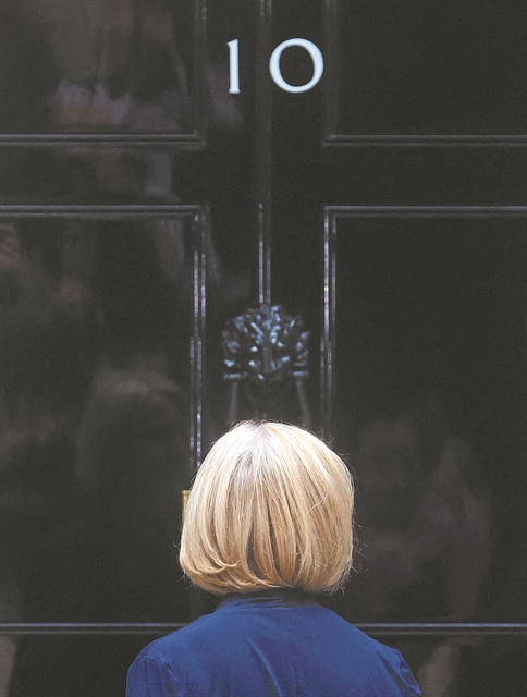 Η Τρας κάτω από το έδρανο, η Βρετανία σε κρίση